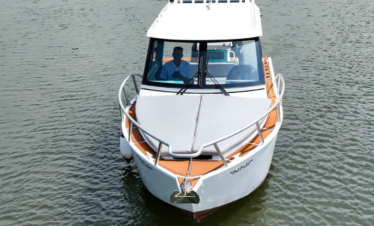 Blue-fin-yacht-front-view